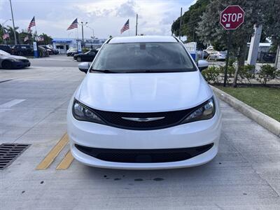 2022 Chrysler Voyager LX   - Photo 2 - Miami, FL 33147