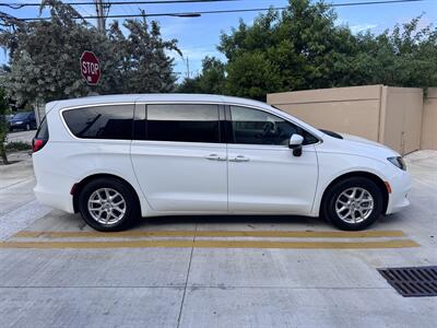 2022 Chrysler Voyager LX   - Photo 4 - Miami, FL 33147