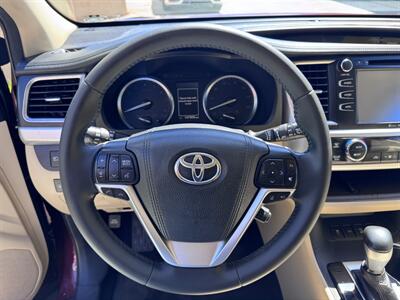 2017 Toyota Highlander XLE   - Photo 9 - Miami, FL 33147
