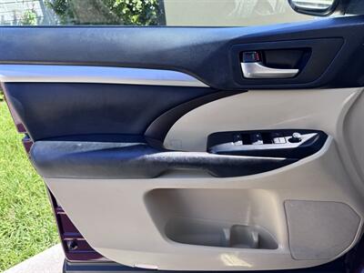 2017 Toyota Highlander XLE   - Photo 17 - Miami, FL 33147