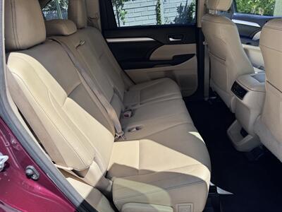 2017 Toyota Highlander XLE   - Photo 14 - Miami, FL 33147