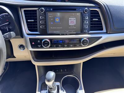 2017 Toyota Highlander XLE   - Photo 10 - Miami, FL 33147