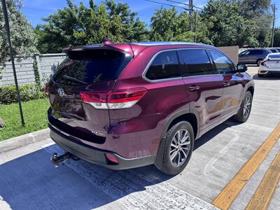 2017 Toyota Highlander XLE   - Photo 7 - Miami, FL 33147