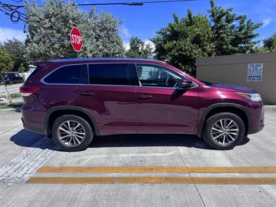 2017 Toyota Highlander XLE   - Photo 4 - Miami, FL 33147