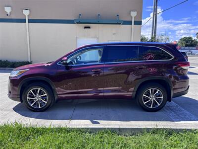 2017 Toyota Highlander XLE   - Photo 6 - Miami, FL 33147