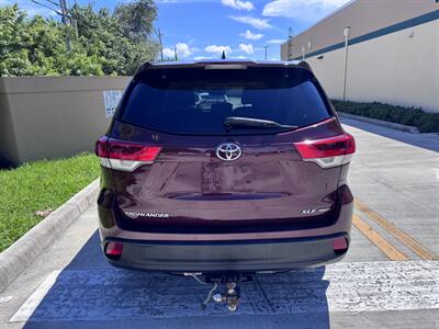 2017 Toyota Highlander XLE   - Photo 8 - Miami, FL 33147
