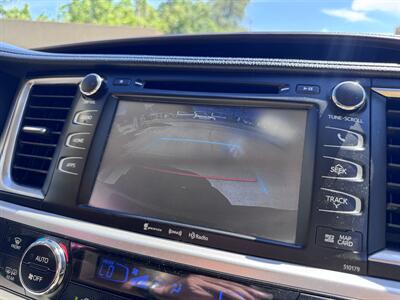 2017 Toyota Highlander XLE   - Photo 11 - Miami, FL 33147