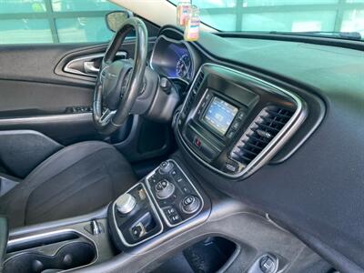 2015 Chrysler 200 Limited   - Photo 32 - Miami, FL 33147