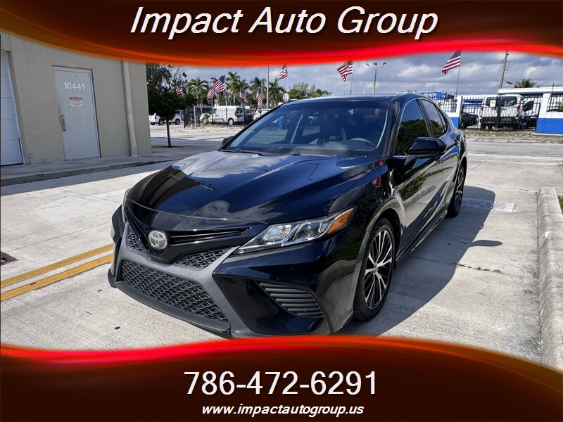 2019 Toyota Camry SE's photo