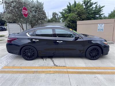 2017 Nissan Altima 2.5 SR   - Photo 4 - Miami, FL 33147