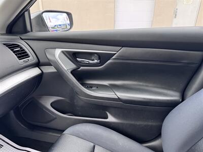 2017 Nissan Altima 2.5 SR   - Photo 14 - Miami, FL 33147