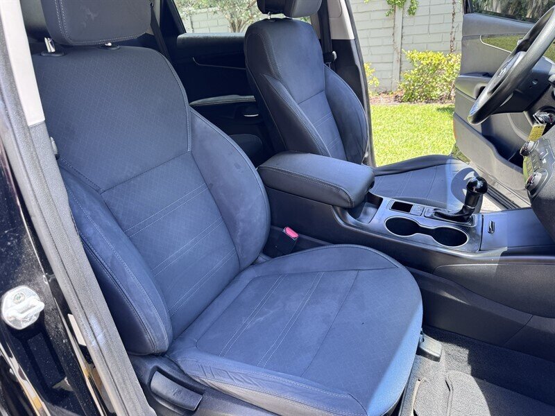 2016 Kia Sorento LX - Photo 16 - Miami, FL 33147