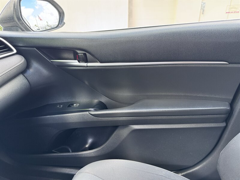 2018 Toyota Camry LE - Photo 12 - Miami, FL 33147