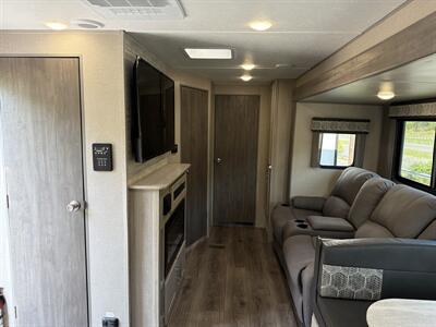 2023 Coachmen Catalina Legacy Edition 263FKDS   - Photo 12 - Bluefield, WV 24701