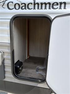 2023 Coachmen Catalina Legacy Edition 263FKDS   - Photo 7 - Bluefield, WV 24701