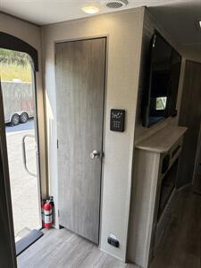 2023 Coachmen Catalina Legacy Edition 263FKDS   - Photo 9 - Bluefield, WV 24701