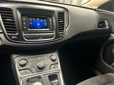 2017 Chrysler 200 LX   - Photo 4 - Madisonville, KY 42431