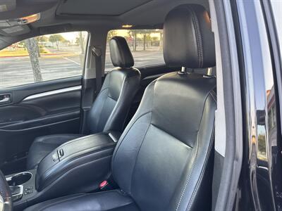 2017 Toyota Highlander XLE   - Photo 16 - Austin, TX 78753