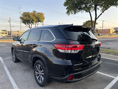2017 Toyota Highlander XLE   - Photo 7 - Austin, TX 78753