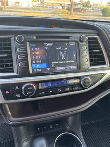 2017 Toyota Highlander XLE   - Photo 18 - Austin, TX 78753
