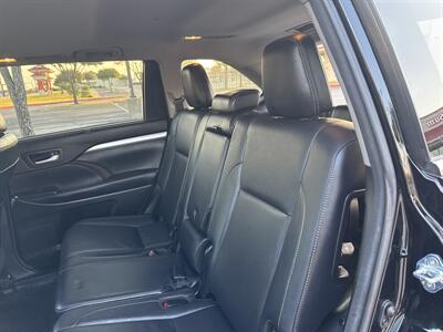 2017 Toyota Highlander XLE   - Photo 10 - Austin, TX 78753