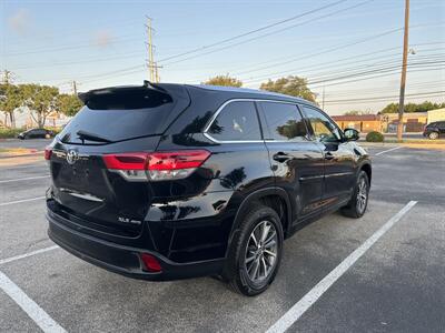 2017 Toyota Highlander XLE   - Photo 5 - Austin, TX 78753