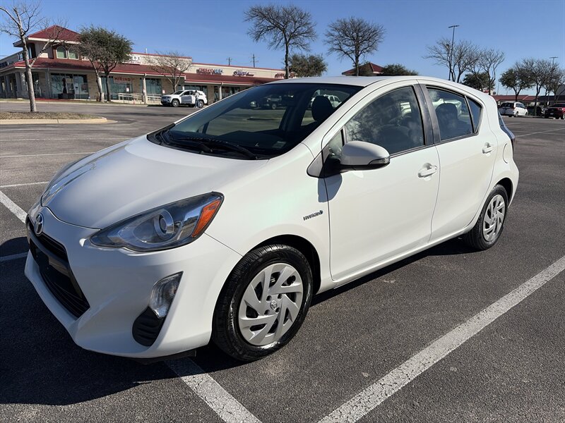 2016 Toyota Prius c Two's photo