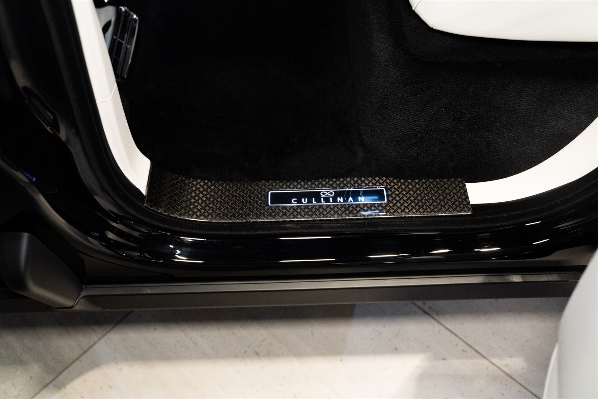 2023 Rolls-Royce Black Badge Cullinan - Photo 19