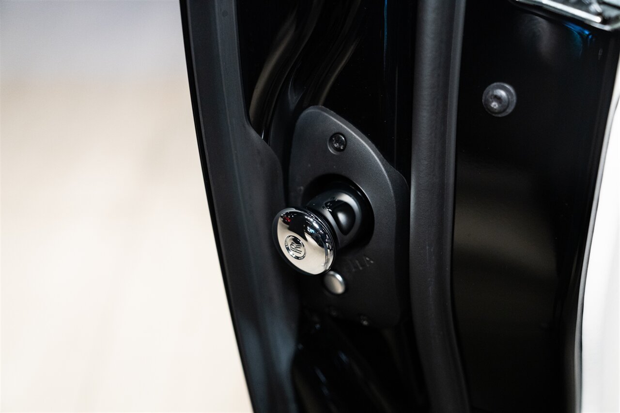2023 Rolls-Royce Black Badge Cullinan   - Photo 14 - Beverly Hills, CA 90212