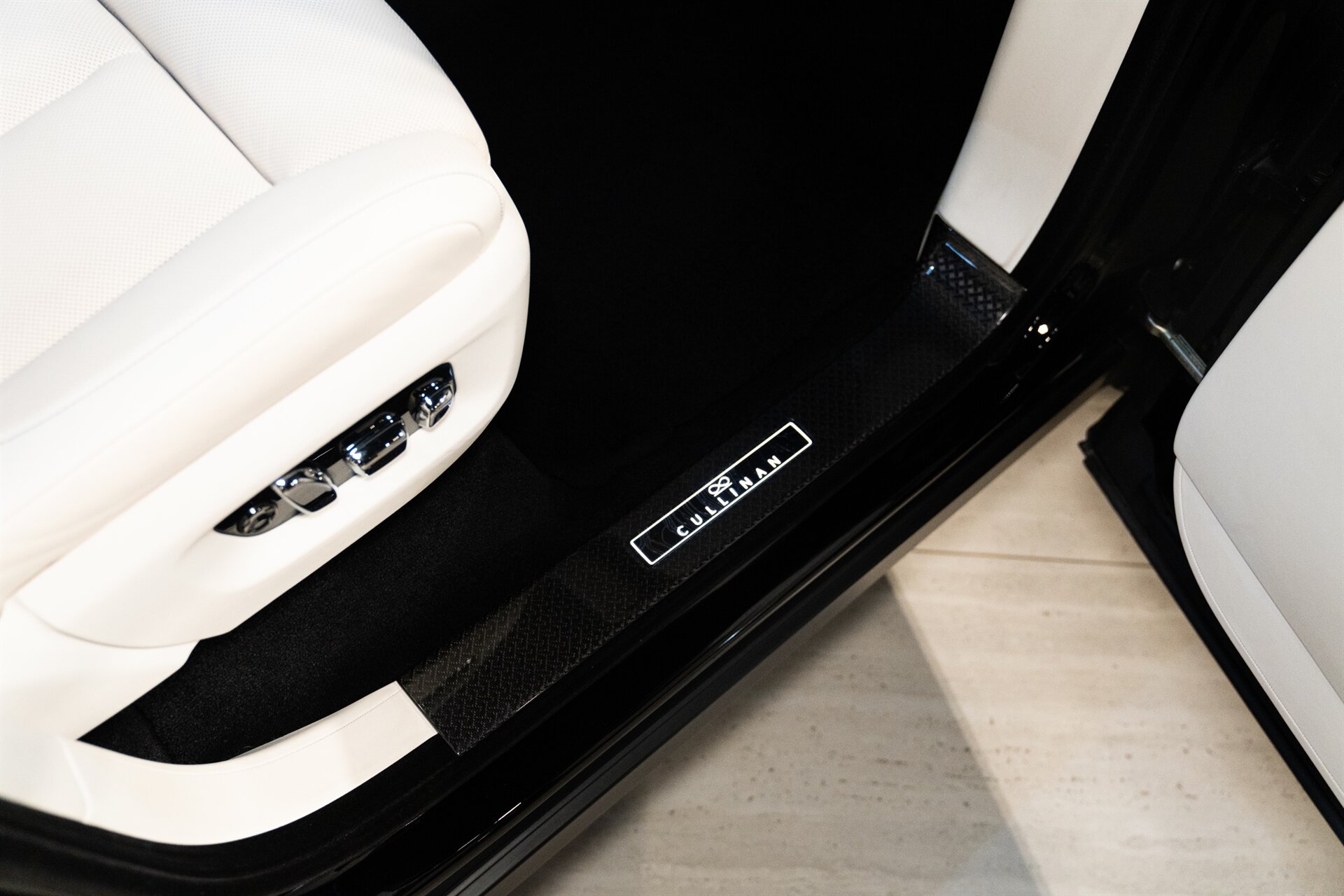 2023 Rolls-Royce Black Badge Cullinan - Photo 13