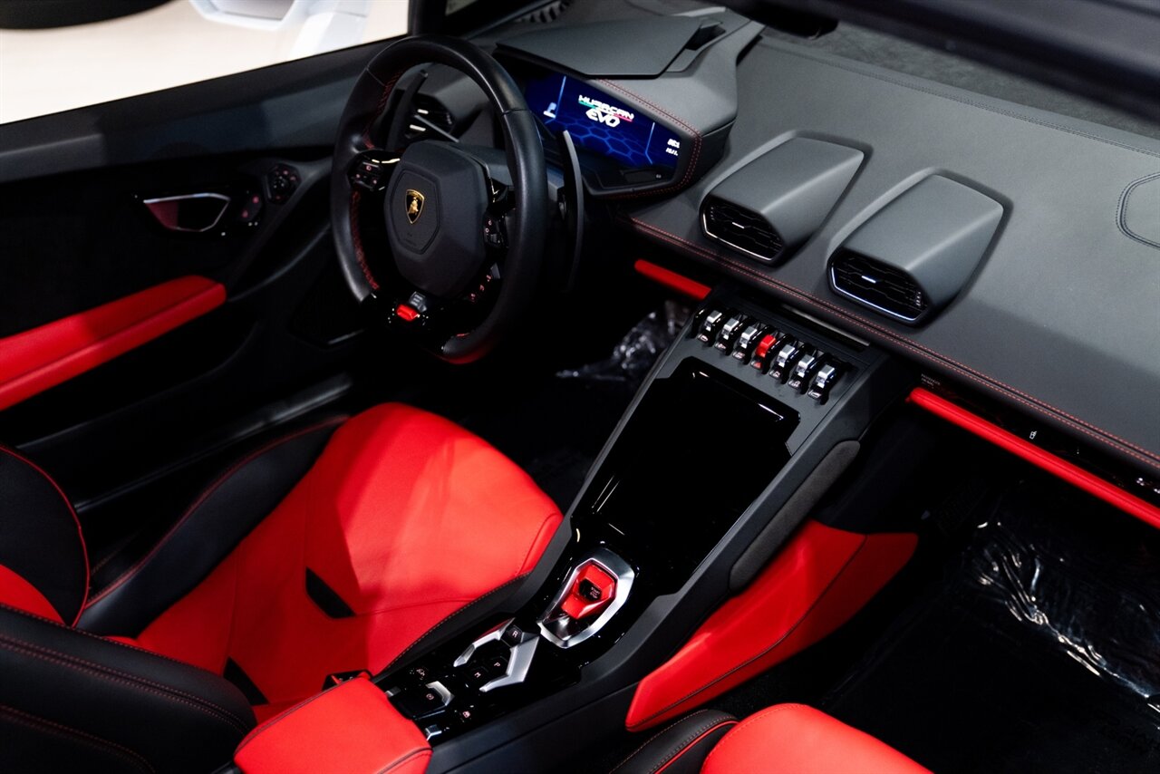 2023 Lamborghini Huracan EVO Spyder - Photo 35 - Beverly Hills, CA 90212