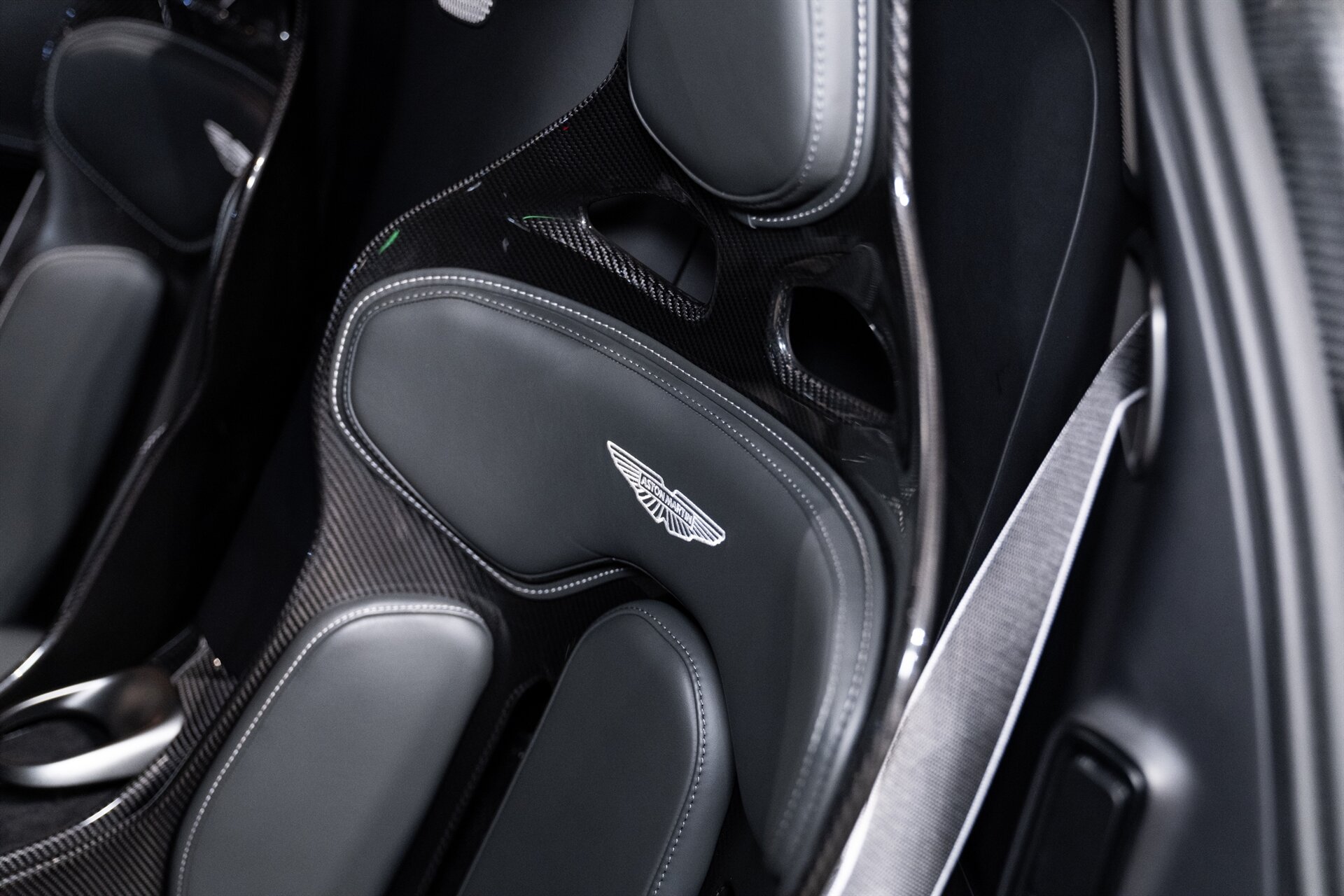 2026 Aston Martin Valhalla - Photo 28