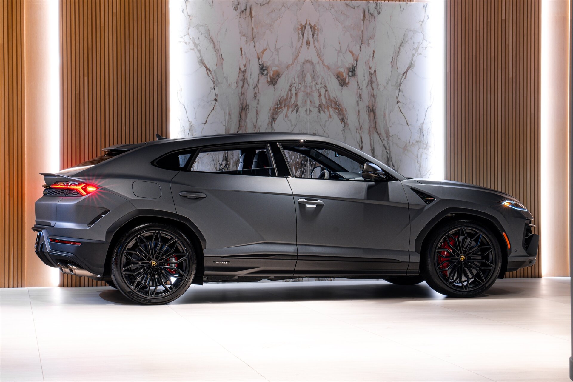 2025 Lamborghini Urus SE - Photo 3