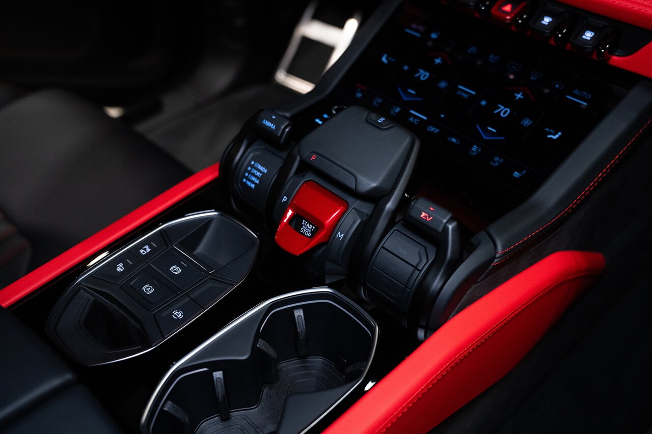 2025 Lamborghini Urus SE - Photo 11 - Beverly Hills, CA 90212