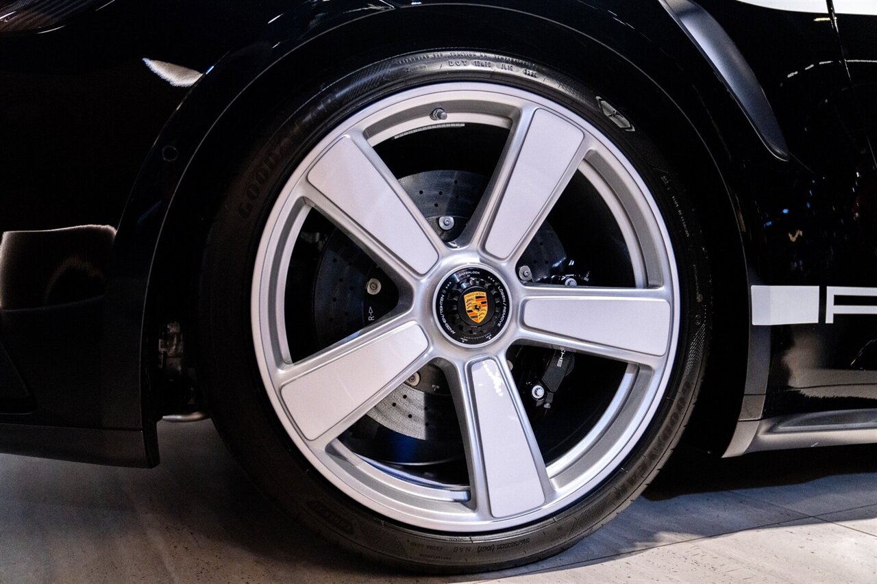 2025 Porsche 911 Turbo   - Photo 20 - Beverly Hills, CA 90212