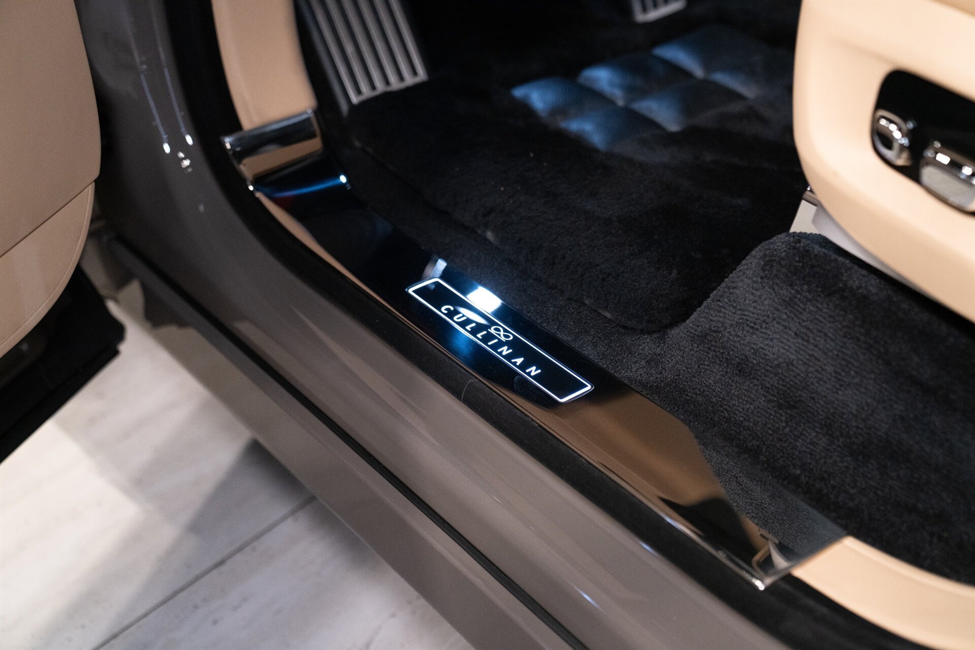 2027 Rolls-Royce Black Badge Cullinan - Photo 16