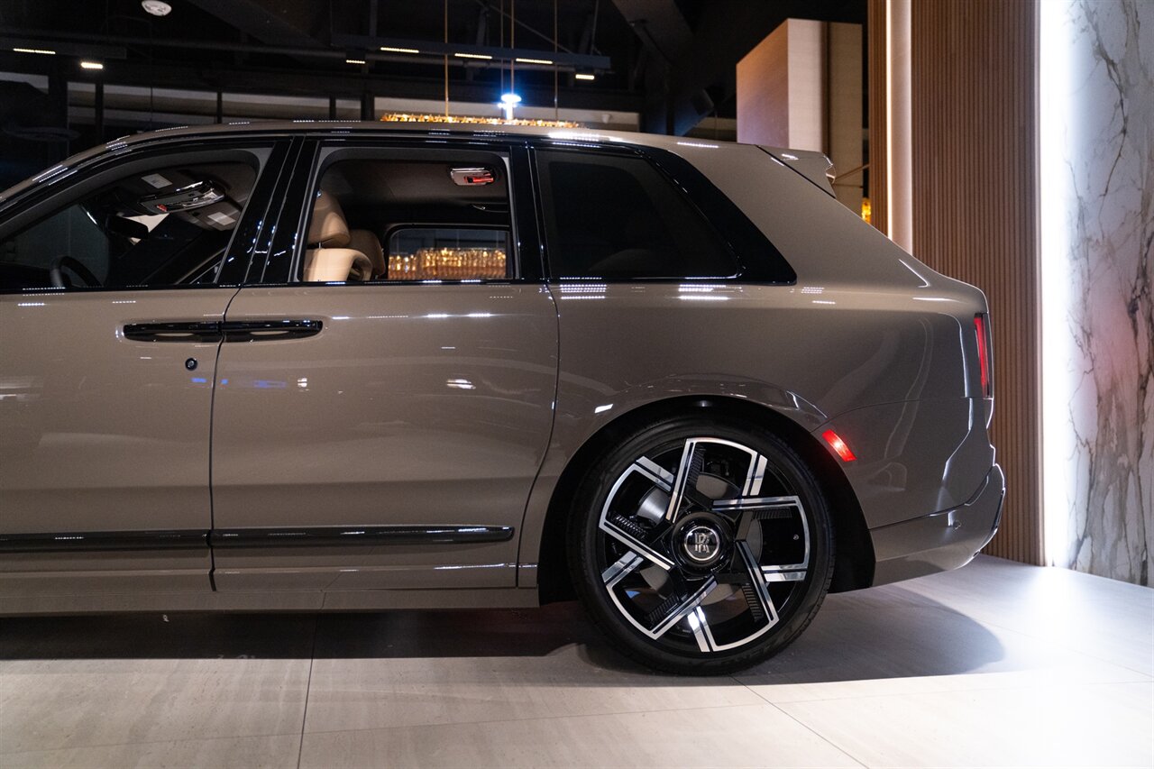 2027 Rolls-Royce Black Badge Cullinan   - Photo 12 - Beverly Hills, CA 90212