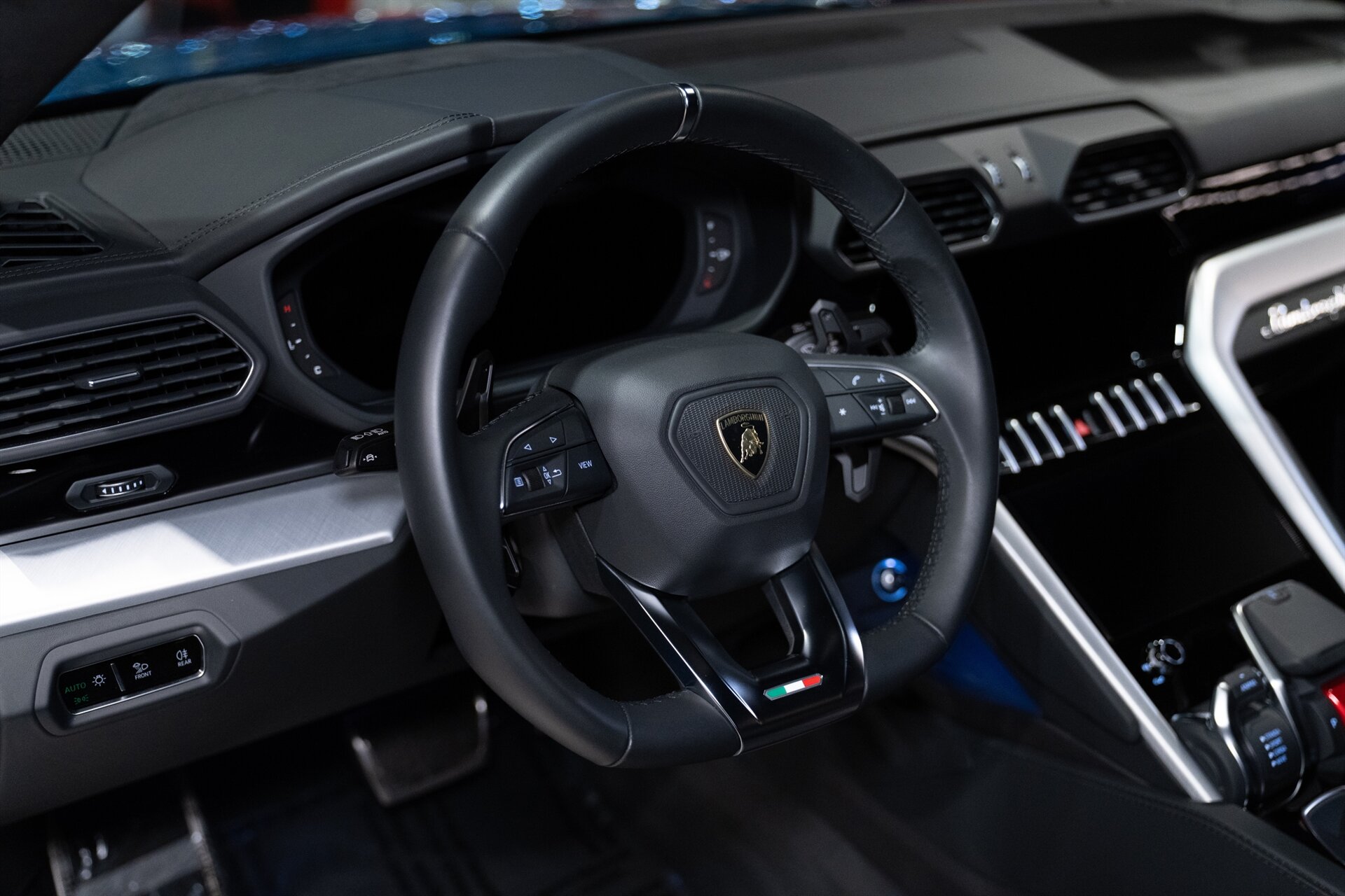 2022 Lamborghini Urus - Photo 16