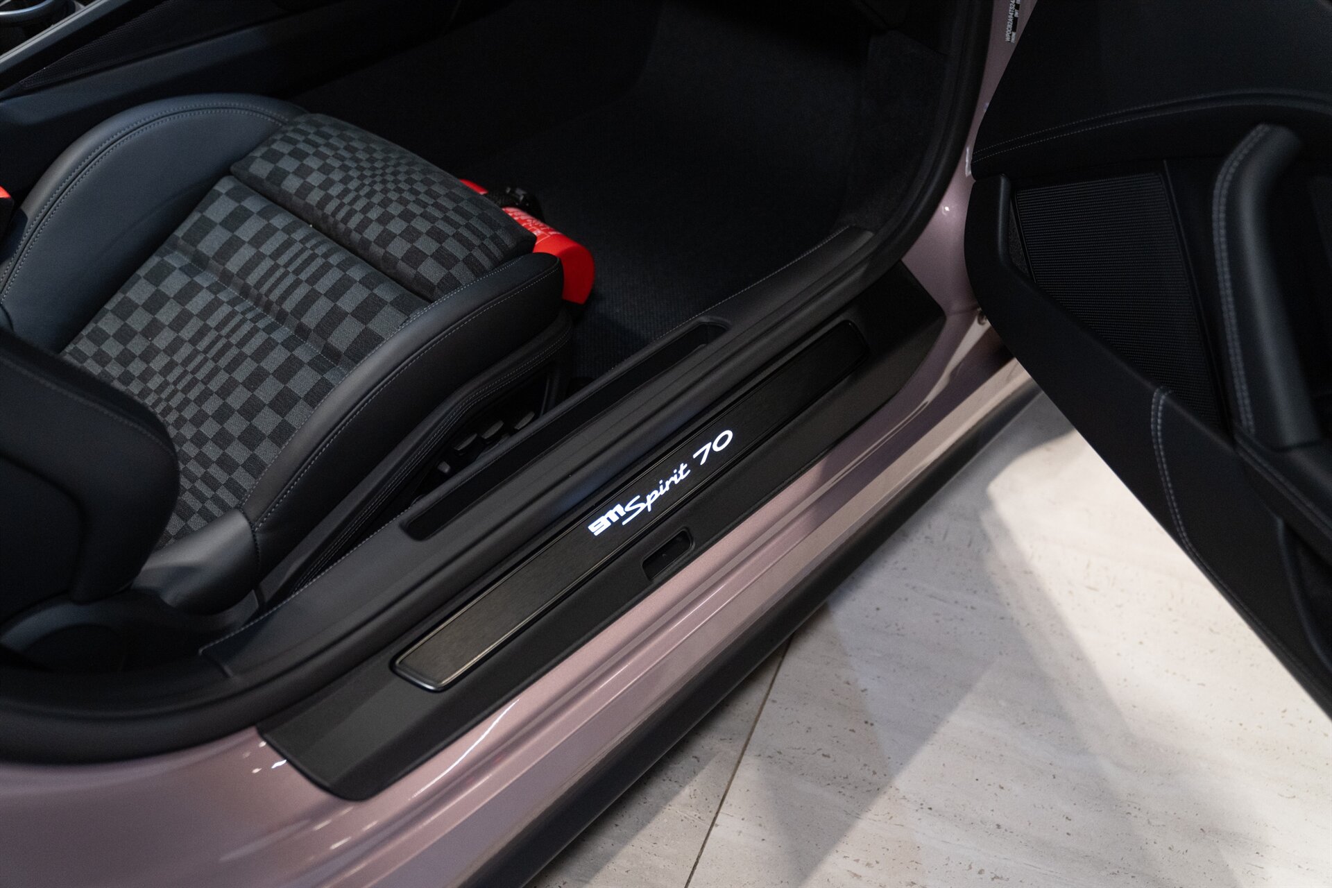 2026 Porsche 911 Spirit 70 - Photo 37