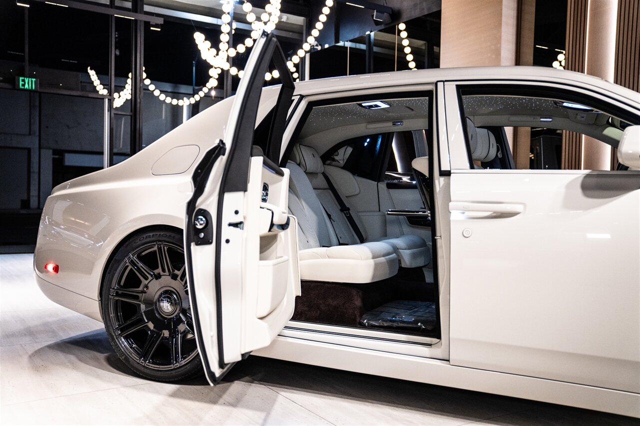 2026 Rolls-Royce Phantom   - Photo 11 - Beverly Hills, CA 90212