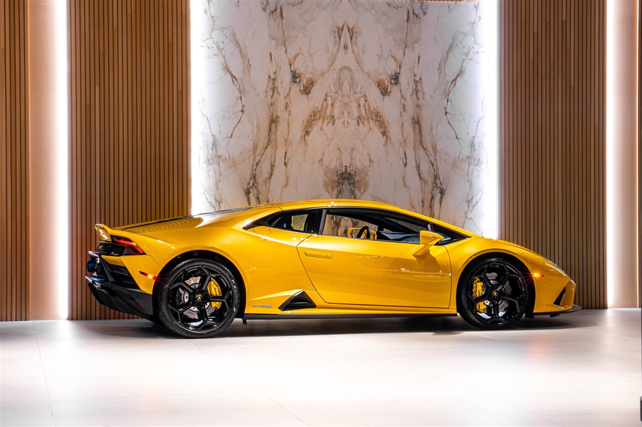 2021 Lamborghini Huracan EVO   - Photo 5 - Beverly Hills, CA 90212
