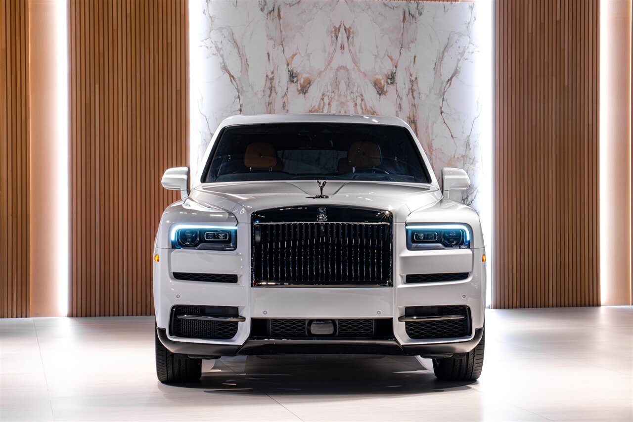 2022 Rolls-Royce Black Badge Cullinan   - Photo 2 - Beverly Hills, CA 90212