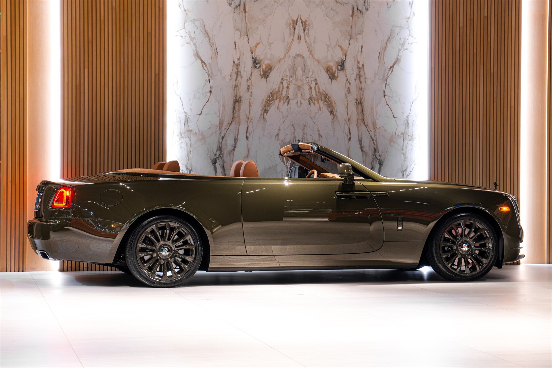 2021 Rolls-Royce Dawn - Photo 6