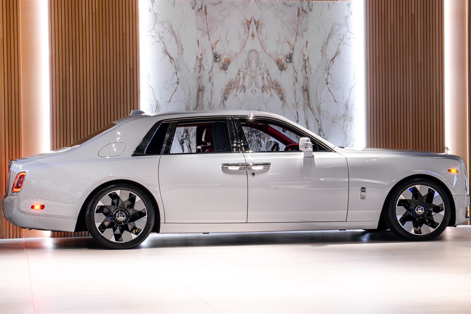2024 Rolls-Royce Phantom - Photo 11