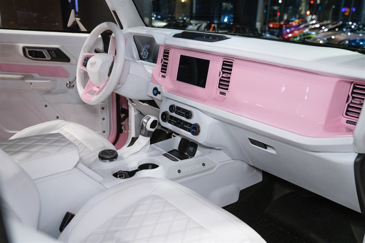 2023 Ford Bronco   - Photo 15 - Beverly Hills, CA 90212