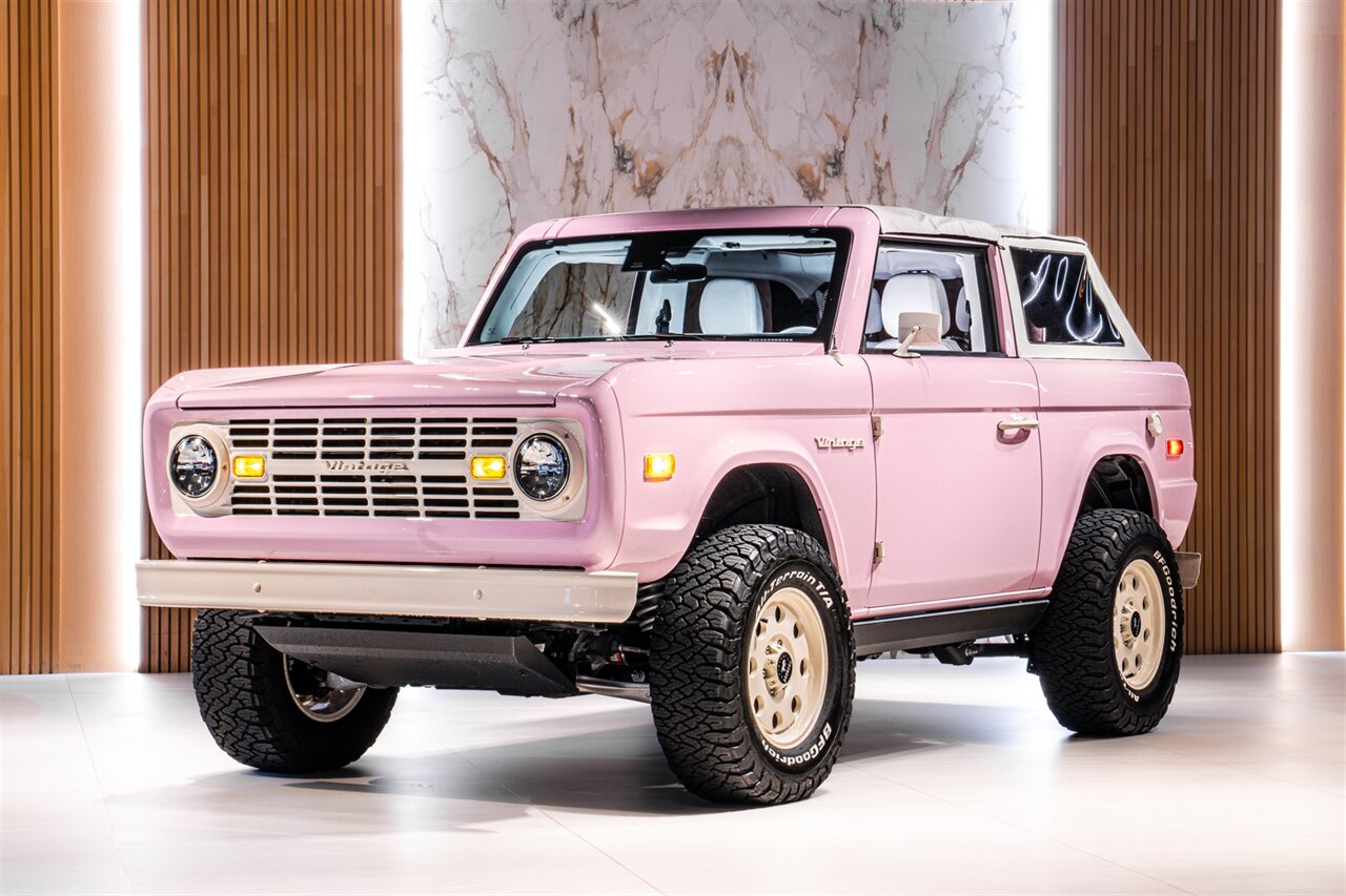 2023 Ford Bronco   - Photo 2 - Beverly Hills, CA 90212