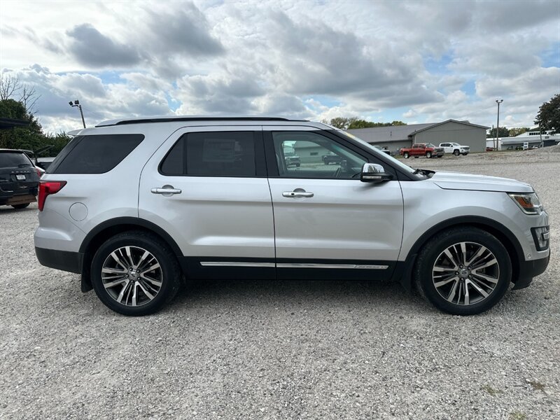 2017 Ford Explorer Platinum   - Photo 3 - Logansport, IN 46947