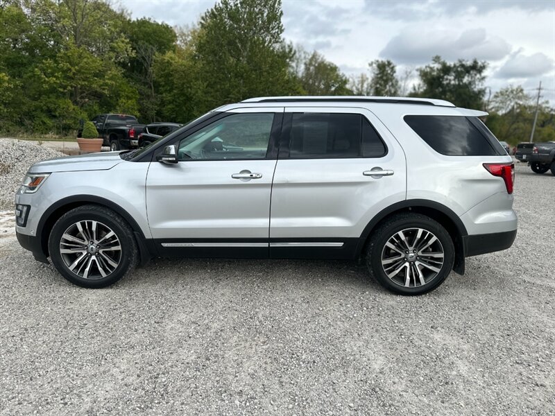 2017 Ford Explorer Platinum   - Photo 2 - Logansport, IN 46947