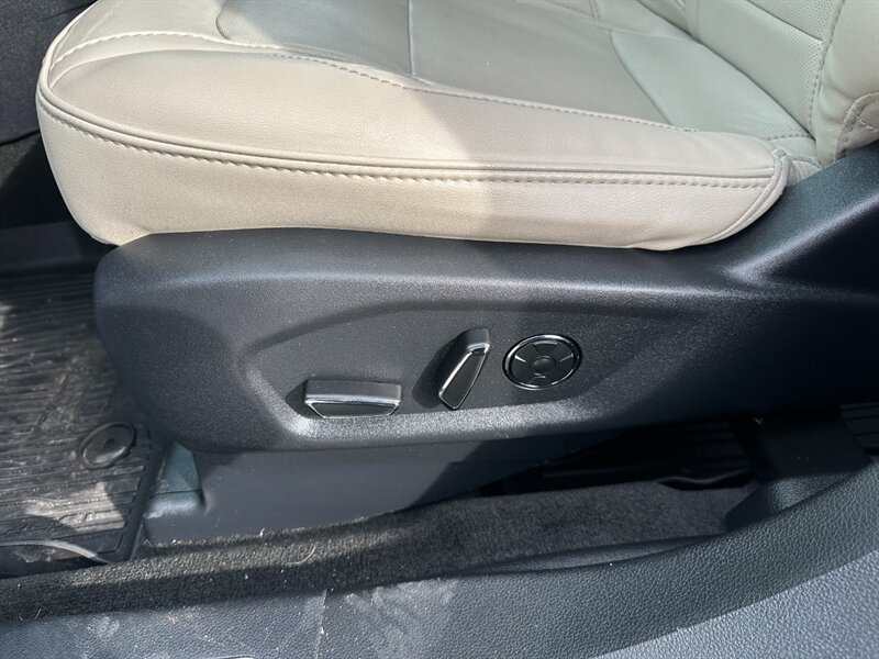 2017 Ford Explorer Platinum   - Photo 12 - Logansport, IN 46947