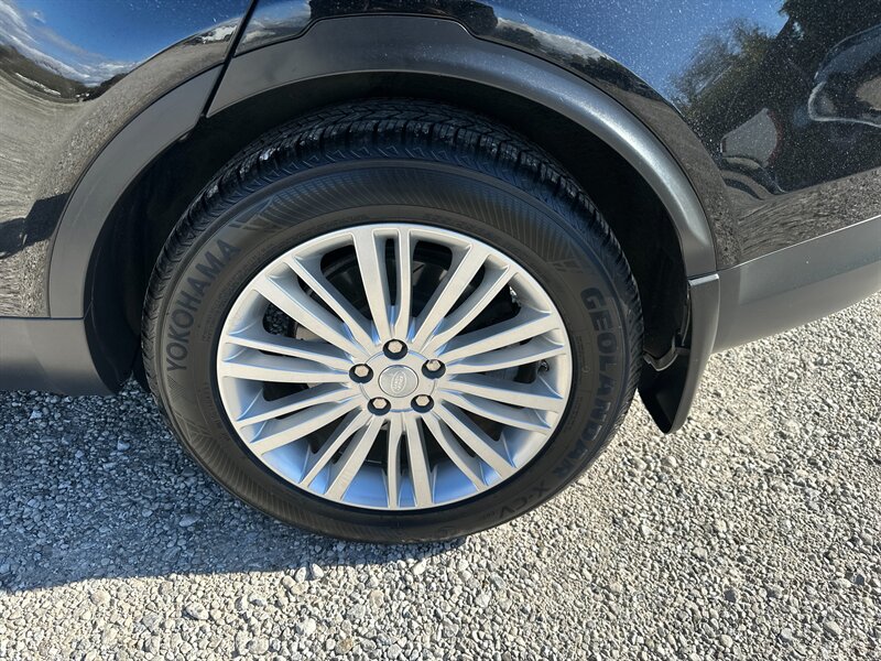 2017 Land Rover Discovery HSE   - Photo 12 - Logansport, IN 46947